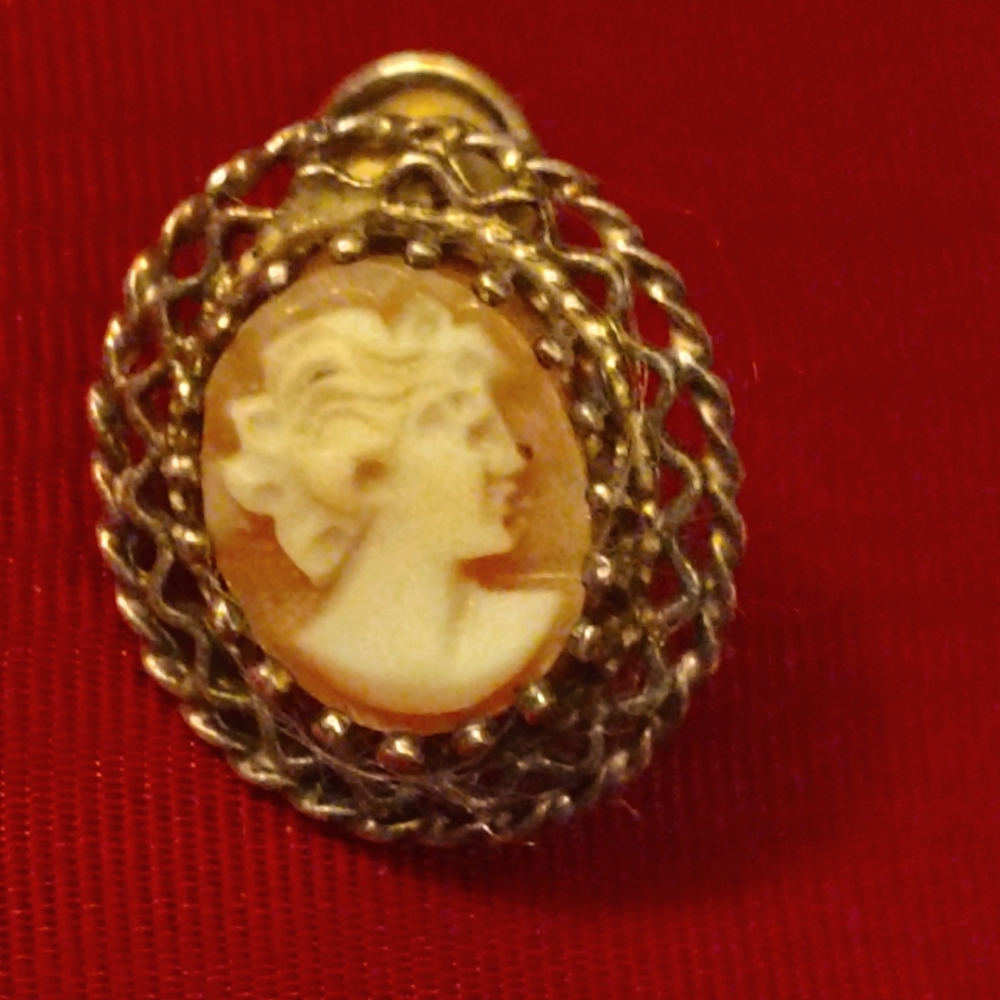 VINTAGE HAND CARVED SHELL CAMEO PENDANT